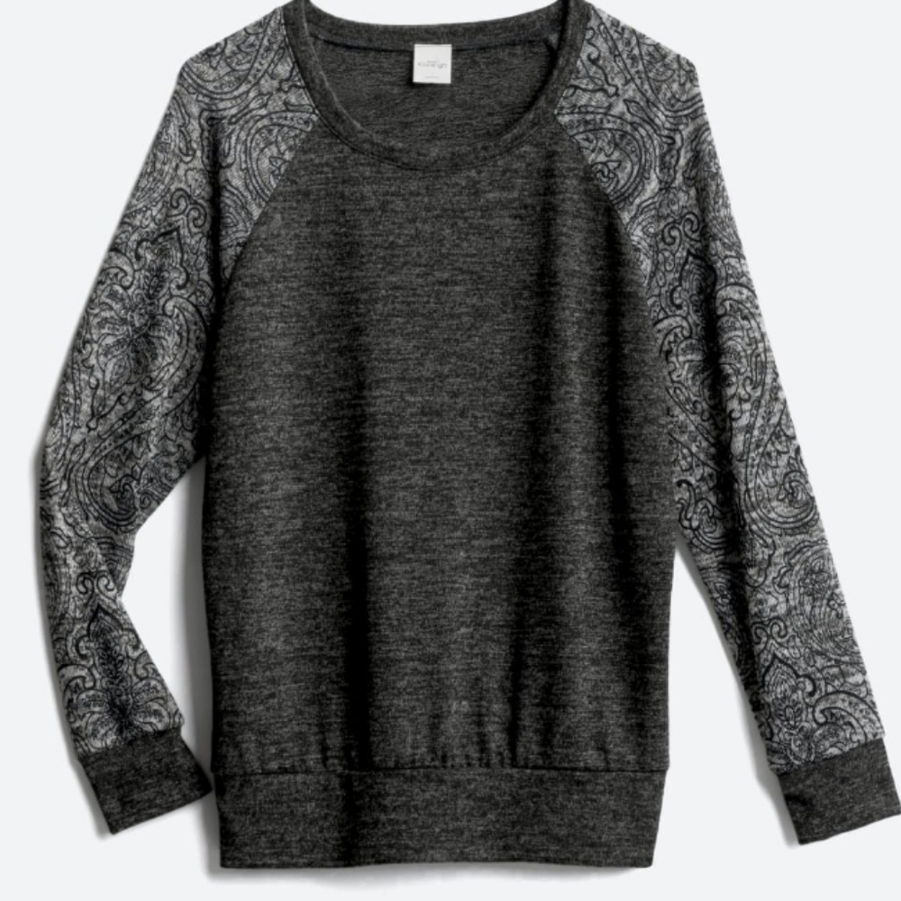 Patterned sleeve thin sweater